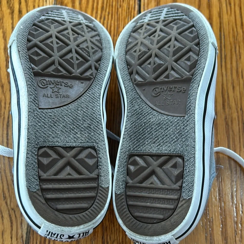 Converse All Star low profile sneakers. Gray and pink. Size Junior 2.